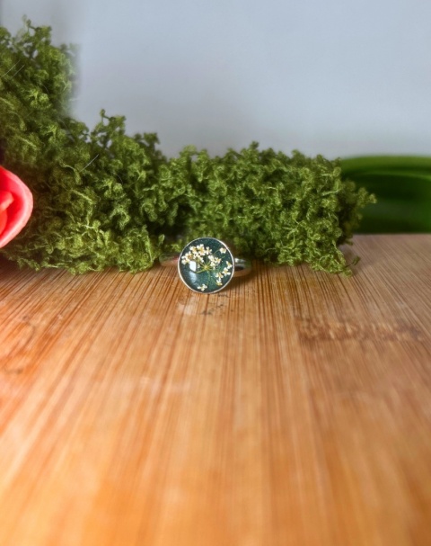 Srebrny pierścionek z dziką marchwią – regulowany | Biżuteria z żywicy handmade