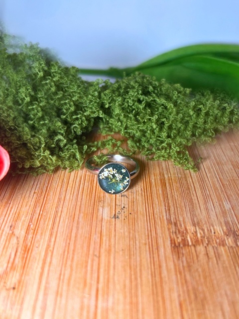 Srebrny pierścionek z dziką marchwią – regulowany | Biżuteria z żywicy handmade