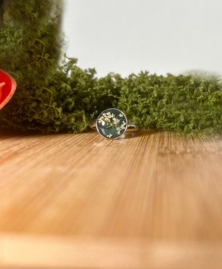 Srebrny pierścionek z dziką marchwią – regulowany | Biżuteria z żywicy handmade