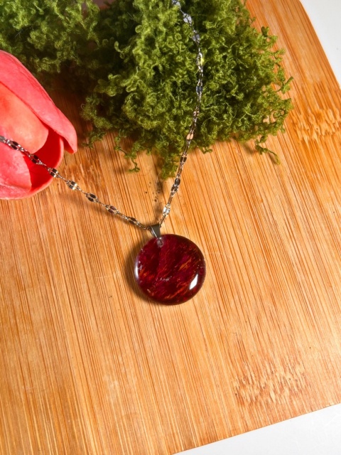 Naszyjnik z prawdziwym płatkiem czerwonej róży zatopionym w żywicy