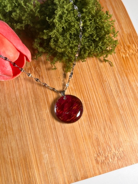 Ręcznie robiony naszyjnik z różą w żywicy na srebrnym łańcuszku