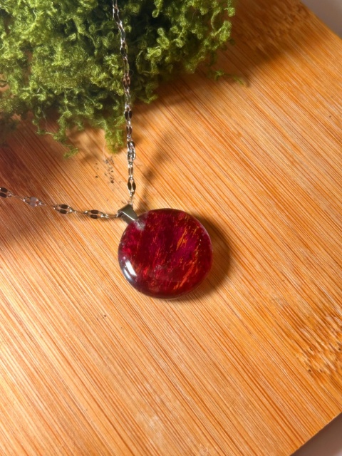 Walentynkowy naszyjnik z naturalną różą w żywicy jubilerskiej