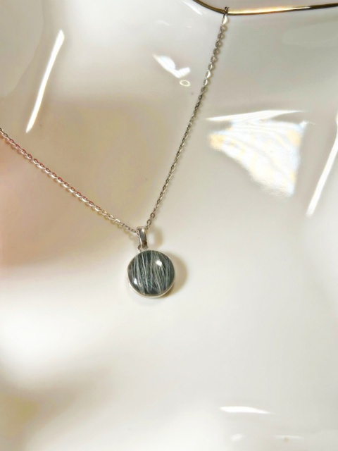 Delikatny srebrny naszyjnik z zatopioną sierścią zwierzęcia