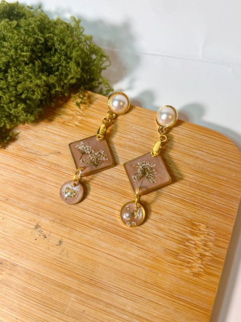 Kolczyki z naturalnymi kwiatami w żywicy perłowe zapięcie