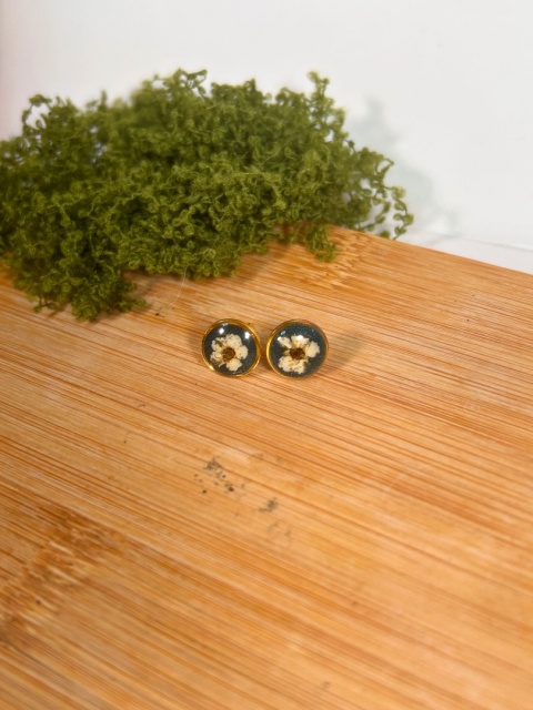 Kolczyki wkrętki z kwiatami tawuły handmade