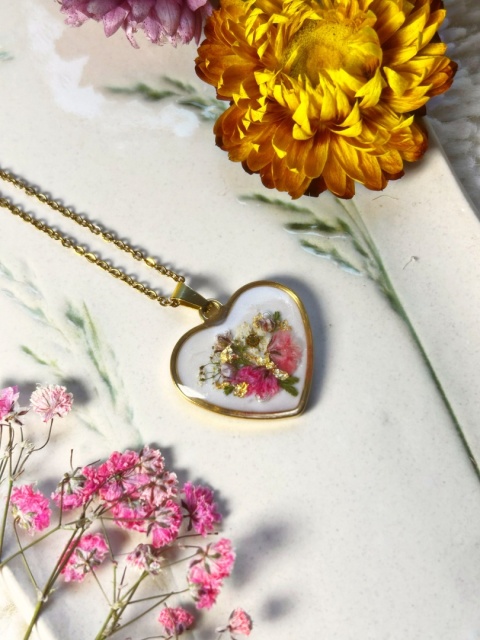 Naszyjnik serce z suszonymi kwiatami w żywicy – delikatna biżuteria handmade dla niej