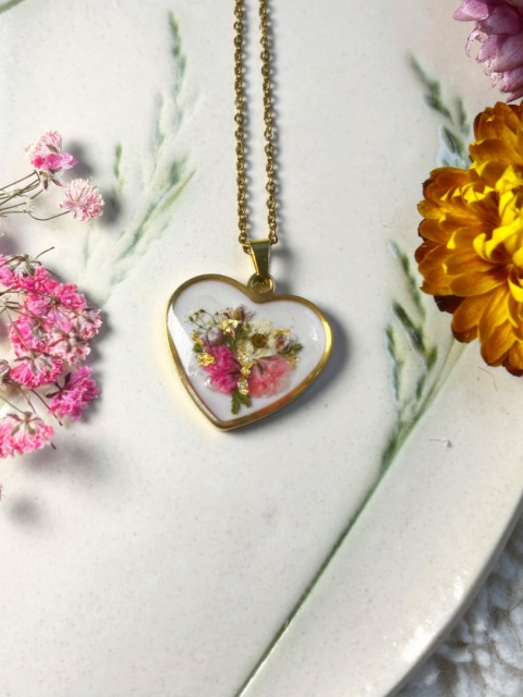 Ręcznie wykonany naszyjnik w kształcie serca z kwiatami – prezent urodzinowy i romantyczny