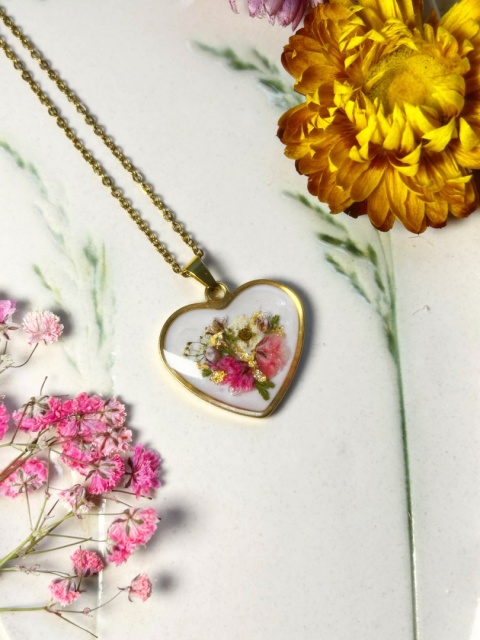 Minimalistyczny naszyjnik damski z prawdziwymi kwiatami zatopionymi w żywicy – biżuteria artystyczna