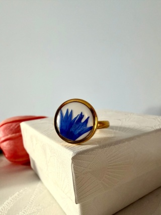 Regulowany pierścionek z chabrem bławatkiem – kwiaty w żywicy handmade