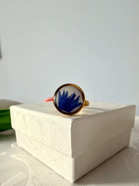 Złoty pierścionek handmade z niebieskim kwiatem chabra w żywicy