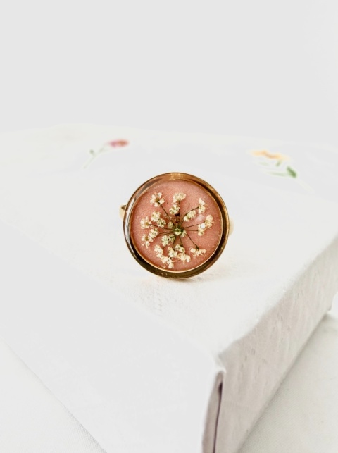 Pierścionek handmade z prawdziwą dziką marchwią na różowym perłowym tle