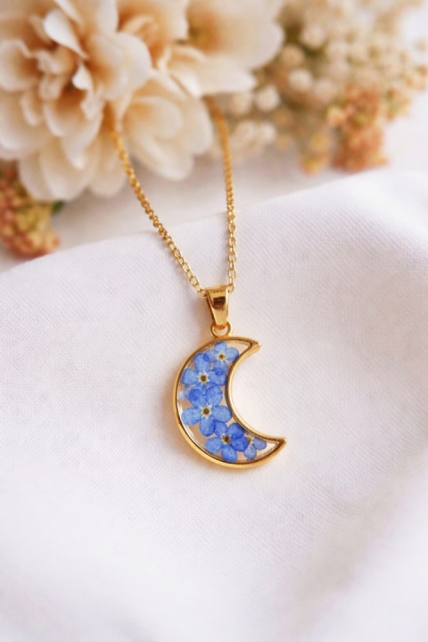 Naszyjnik z niezapominajkami w kształcie księżyca – biżuteria z żywicy z prawdziwymi kwiatami