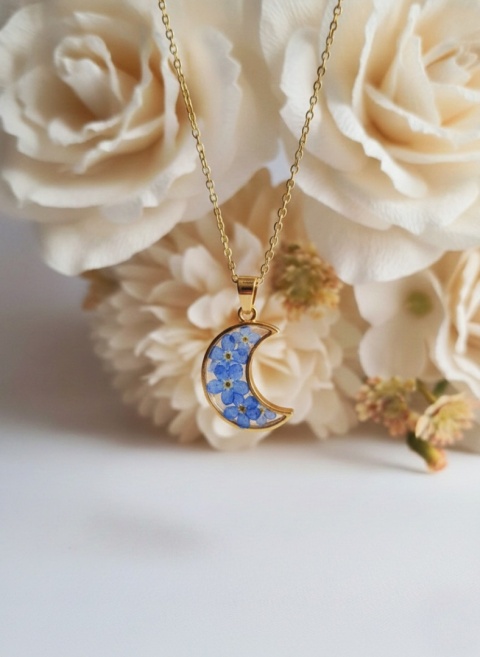 Naszyjnik z niezapominajkami w kształcie księżyca – biżuteria z żywicy z prawdziwymi kwiatami