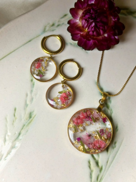 Naszyjnik i kolczyki z prawdziwymi kwiatami zatopionymi w żywicy jubilerskiej – biżuteria handmade