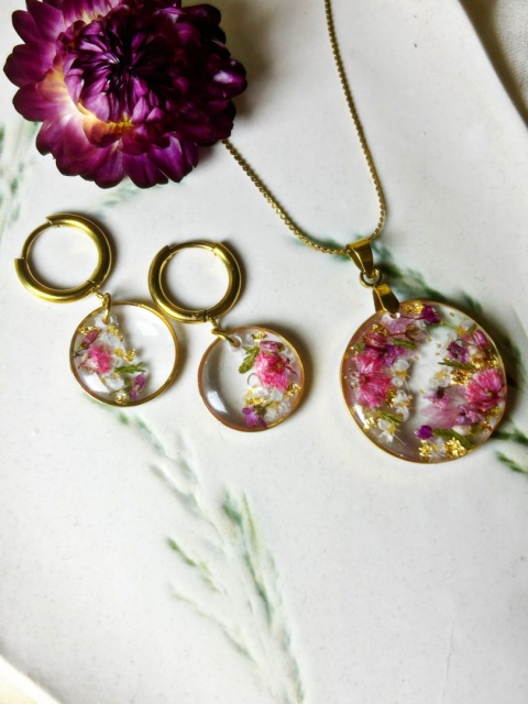 Biżuteria z suszonymi kwiatami w żywicy – delikatny zestaw naszyjnik 25 mm i kolczyki 15 mm