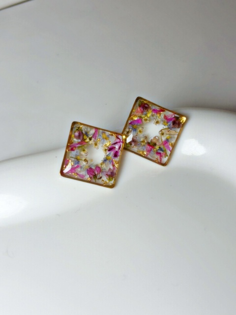 Kolczyki z kwiatami w żywicy Zaczarowany Ogród – biżuteria handmade Blask Natury