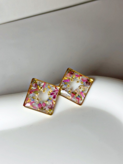 Kwadratowe kolczyki z prawdziwymi kwiatami zatopionymi w żywicy jubilerskiej
